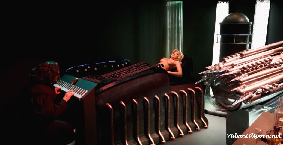 Порно пародия "Барбарелла". Играющие по струнам сумасшедствия.