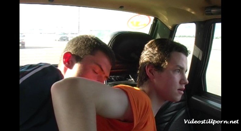 Пидарасы остановились на обочины трассы и туго трахнулись в жопу.