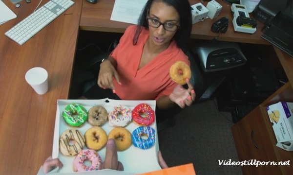 Сракастая мулатка уверенно прошла собеседование у находчивый босса.