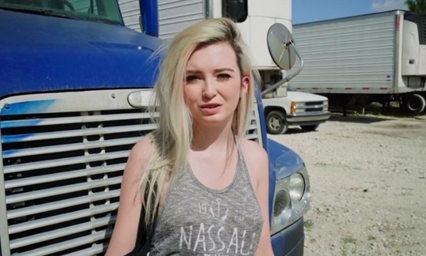 Молодая блондинка бесплатно дает дальнобойщику в его фургоне.